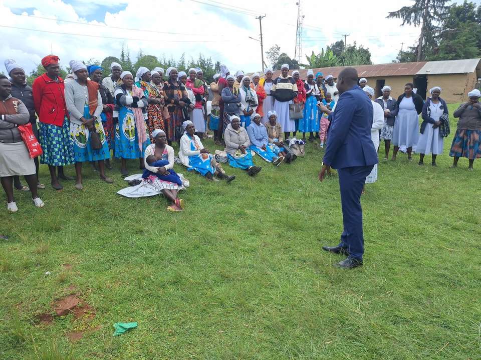 Long’ole addresses a large women’s group gathered on a field